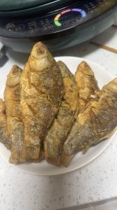 油炸整条草鱼的做法_外酥里嫩，红油拌饭香