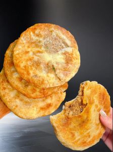 酥皮多层牛肉饼的做法_调馅炒菜酥皮包，香煎美味！