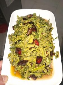 凉拌春芽的家常做法_香椿豆芽凉拌菜，清爽可口，春日家常美味！