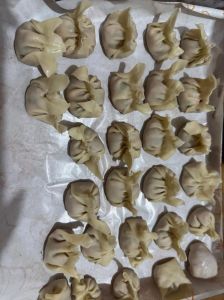 云吞皮包饺子的做法_碱水云吞皮包饺子，金黄不破，猪肉虾仁香菇馅，煎饺香辣可口