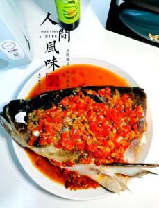 剁椒鲢鱼头做法_湘菜经典鲜香辣嫩，在家轻松做！
