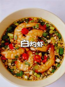 白煮虾的蘸料怎么调_白煮虾配蒜香汁酱油姜醋汁，风味独特，做法简单