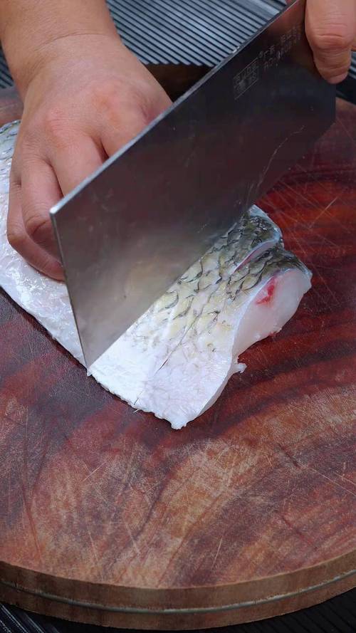 草鱼腩是哪一部分_鲜嫩无刺，高蛋白低脂肪，健身美食优选