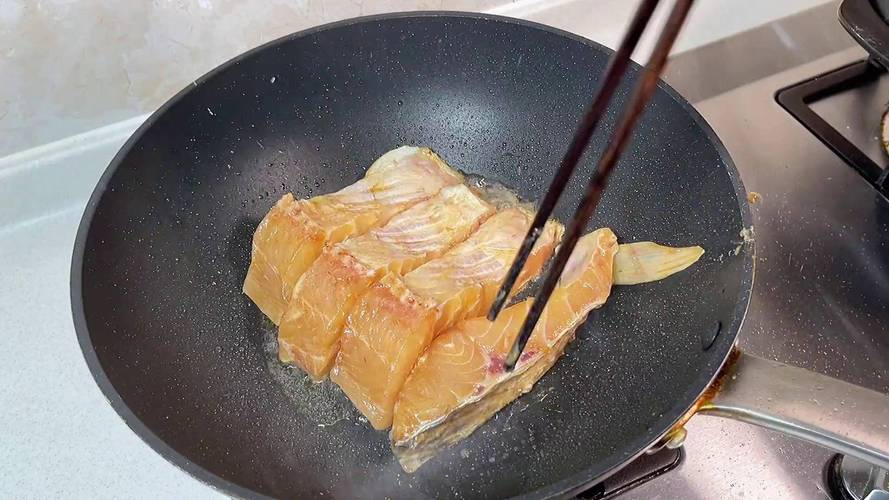草鱼腩图片_腌煎焖，鲜嫩又美味