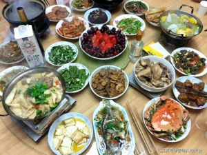 美女露出饺子与男生分享的精彩瞬间：美食文化中的亲密时刻