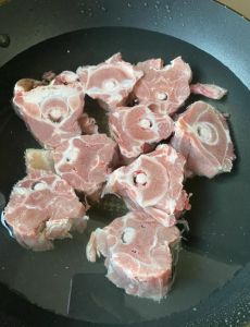 家常羊蝎子做法_秋天吃羊蝎子香浓下饭，简单炖制去腥味