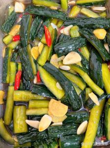 腌10斤黄瓜配料方子_新鲜脆嫩去瓤，盐糖11加醋酱油，辣椒姜蒜随意加