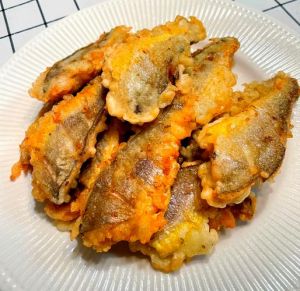 炸小黄鱼是什么鱼_家常炸小黄鱼，金黄酥脆美味可口！