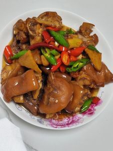 做猪脚怎么去异味_浸泡腌制加香料，鲜亮无异味