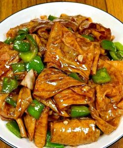 东北家常尖椒炒豆腐皮，香辣过瘾
