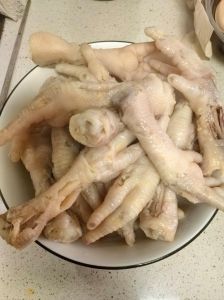 鸡爪如何焯水才正确_冷水焯鸡爪，脱骨入味关键