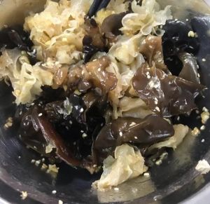 做凉拌银耳焯水几分钟_泡发与焯水时间关键