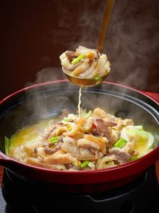 焖羊肉的做法及配料_选对食材，酱香软烂！