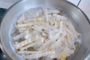 粗大鲜竹笋的正确焯水方法_焯竹笋加盐醋增色，冷水降保持脆嫩，淘米水更佳