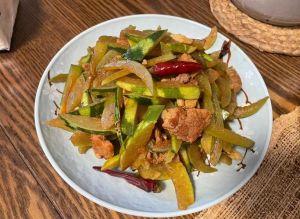 金玉by西瓜炒肉美食文化解析：探寻菜谱、做法与独特食材在现代餐桌上的创新融合