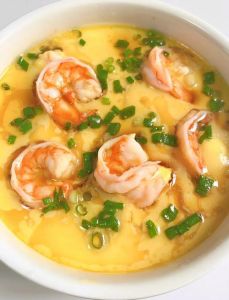 虾仁剁碎了蒸蛋_蒸蛋配虾仁，嫩滑鲜美家常菜