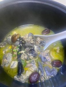 炖乌鸡汤千万别焯水_炖乌鸡汤，汤鲜补气血，选料预处理炖制是关键