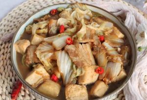 东北五花肉炖白菜豆腐_冻豆腐五花肉大白菜，暖心暖胃好滋味！