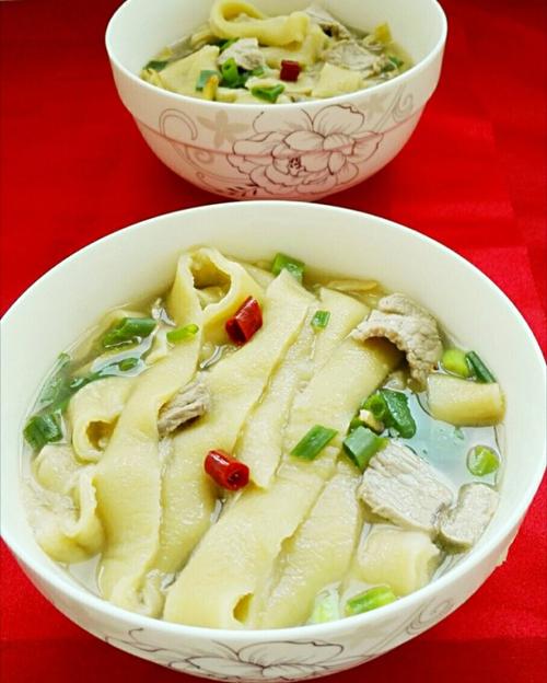 烫蛋皮的做法大全图解_西红柿腊肉新吃法，酸甜可口！