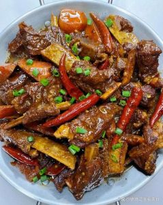 炒羊排的家常做法_香辣孜然羊排，在家轻松做！