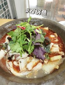 石锅鱼家庭简单做法_鱼配菜调料多变化，麻辣鲜香味道好！