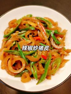 炒肉皮的家常做法窍门_猪皮炒菜，口感好又实惠