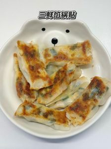 正宗锅贴的做法图解_五得利中筋面粉和面调馅包制煎制酥脆锅贴