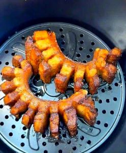 干炸脆皮五花肉的做法_五花肉冷水煮炸椒盐蘸，家常硬菜！
