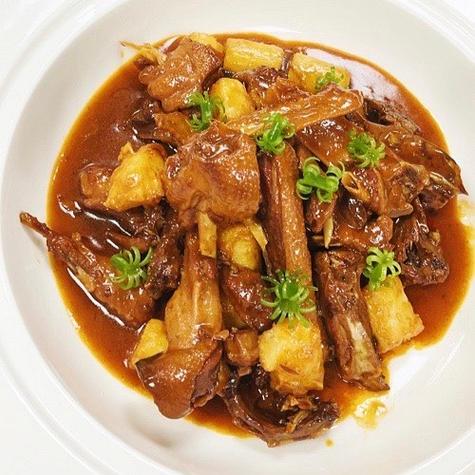 烧麻鸭的家常做法_麻鸭烧制酥烂香，家常硬菜受欢迎
