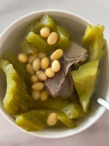 排骨黄豆汤的做法_营养美味，全家共享
