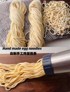 自制手工面条的做法_两色面条搭配美味酱料，简单易学！