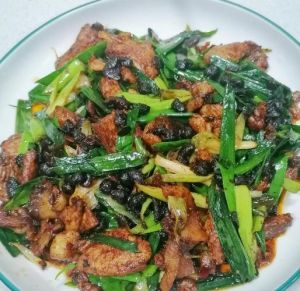 四川盐煎肉的家常做法_肥瘦相间，香辣下饭！