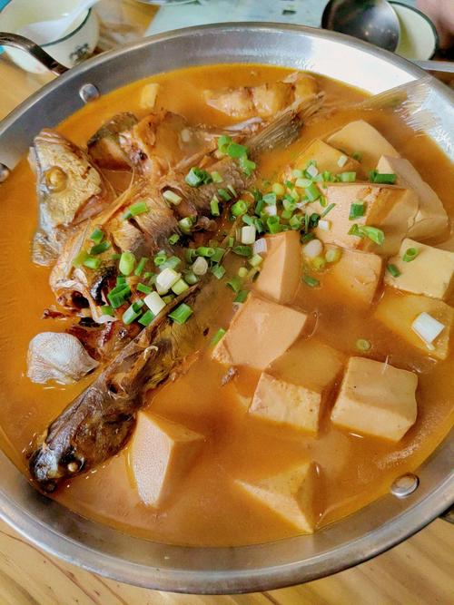干锅鱼豆腐家常做法_腌煎入味，酱香爆炒，麻辣收汁！