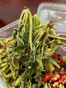 香椿凉拌的正确方法_盐水泡洗香椿，烫30秒凉拌美味！
