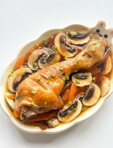 鸡腿菇6种家常做法_蒜蓉鸡腿菇炒排骨，在家做美味