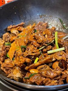 广式火锅鹅煲的做法_秘制鹅煲酱香浓郁，肉质鲜嫩，适合家庭聚餐