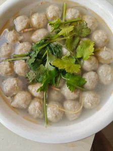 汆汤羊肉丸的家常做法_羊肉丸肥瘦配 蒜姜香菜香滑嫩