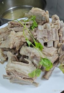 煮手抓羊肉的正确方法与配料_西北特色美食，肥瘦相间，蘸酱更香