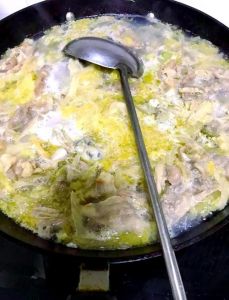 汆锅底的家常做法_酸爽鲜香家常味，食材搭配与调味秘诀