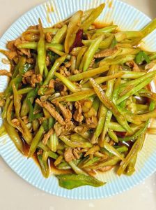 豆棒炒肉丝正宗做法_酸辣豆棒炒肉丝，夏日开胃美味菜！