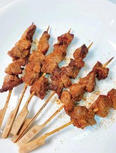 简单羊肉串正宗腌制_小羔羊腿肉香烤食谱