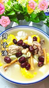 韩国辣排骨汤做法大全图解_韩式辣排骨汤暖冬，做法简单，辣泡菜炖出暖心暖胃美味