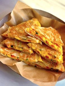 手抓饼的家常做法_手抓饼要薄脆，面团加盐50度温水，加30毫升油很重要
