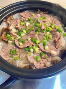 炖煮牛肉的正确做法_炖牛肉冷水泡去血水，慢火炖出好味道！