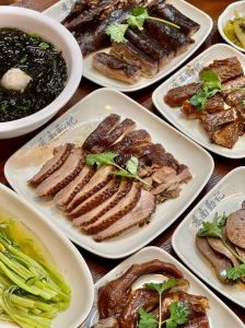 一鹅两吃的做法_腌炖白斩鹅，香料时间皆关键