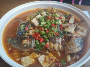 清水鱼的家常做法_清炖鱼，选新鲜鱼，加配料，美味可口