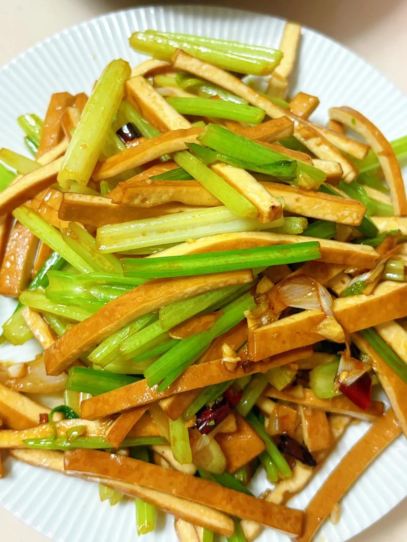 芹菜豆干炒肉的做法_家常芹菜豆干炒肉丝 芹菜豆干炒肉的做法_家常芹菜豆干炒肉丝