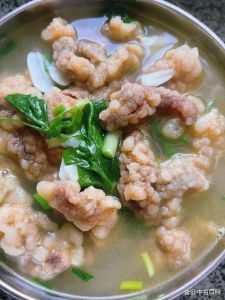 酥肉白菜汤的家常做法_妈妈炸酥肉白菜汤，外酥里嫩，暖心暖胃！
