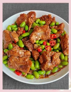 毛豆烧排骨的家常做法_毛豆排骨焖饭，营养美味勾回忆