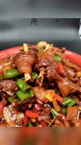 炒小鸡的家常做法_嫩鸡酱汁煎饼蘸着吃，香辣可口！